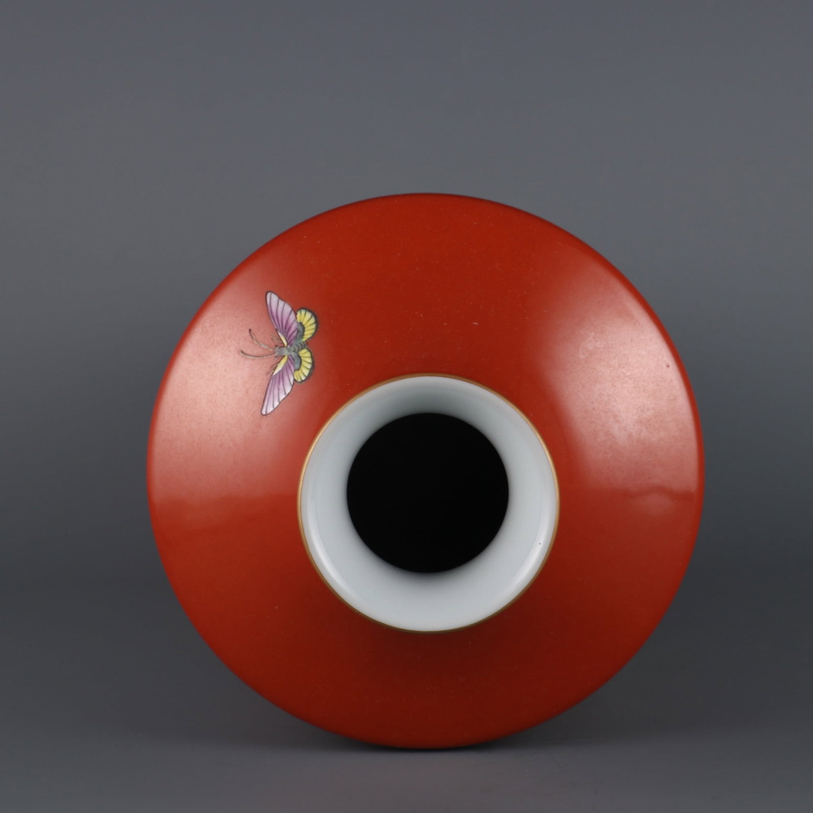A Exquisite Coral Red Glazed Famille-Rose Flower and Butterfly Pattern Vase - 7
