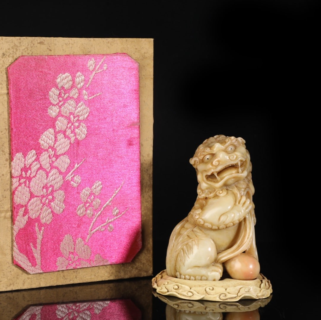 A Exquisite Shoushan Stone Lion Ornament: A Exquisite Shoushan Stone Lion Ornament,Qing Dynasty, China,With Mark,Size:5.9inx4.3inx4.1in,Weight:1109g 寿山石狮摆件,中国清代,带