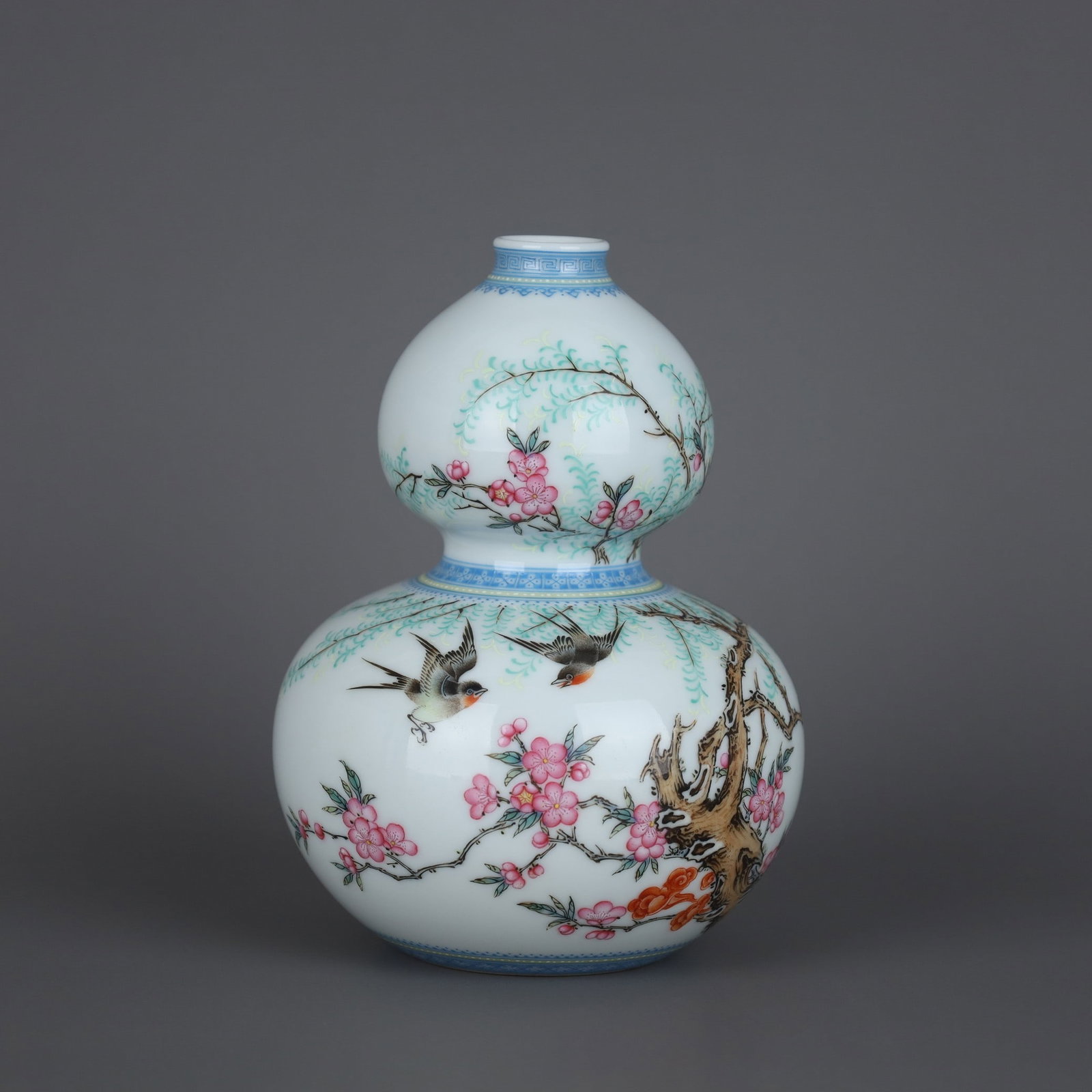 A Exquisite Famille-Rose Flower and Bird Pattern Gourd Vase: A Exquisite Famille-Rose Flower and Bird Pattern Gourd Vase,Qing Dynasty, China,Yongzheng Six-character Mark,Size:5.2inx3.9in 粉彩花鸟纹葫芦瓶,中&