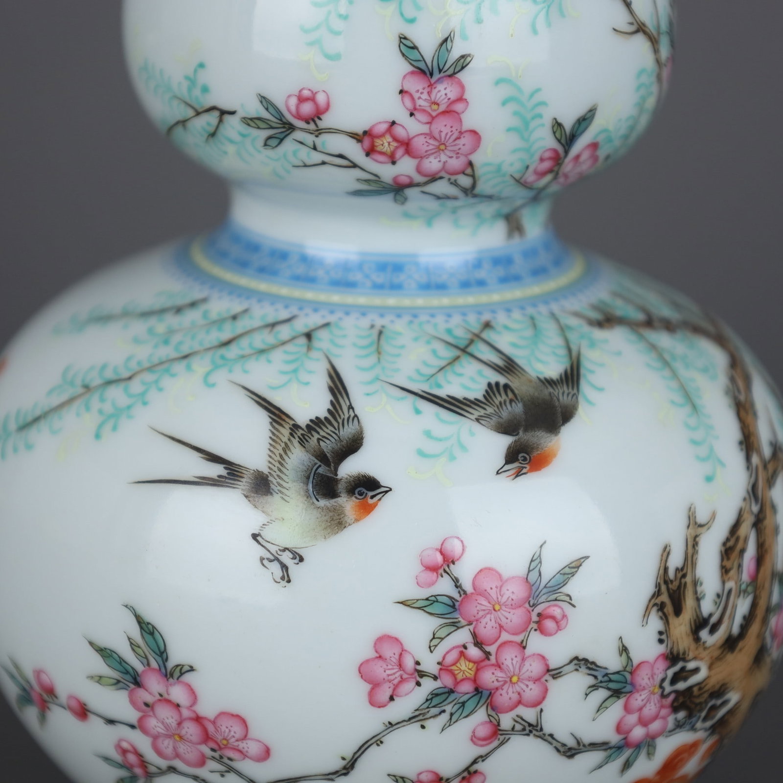 A Exquisite Famille-Rose Flower and Bird Pattern Gourd Vase - 5