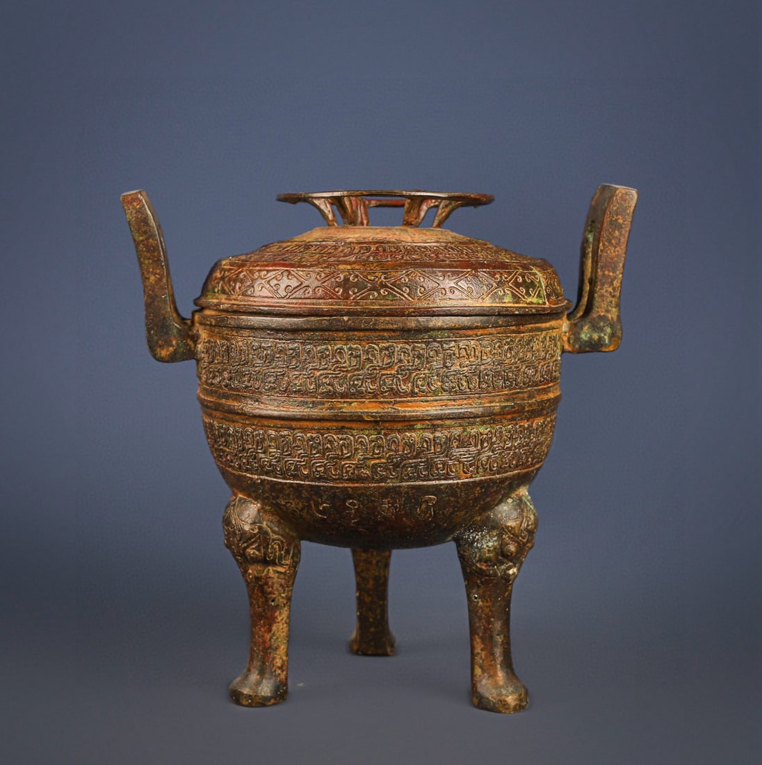 A Exquisite Bronze Dragon Pattern Jar: A Exquisite Bronze Dragon Pattern Jar,Ancient Time, China,Size:7.5inx4.7inx7.5in,Weight:1800g 青铜龙纹罐,远古时期