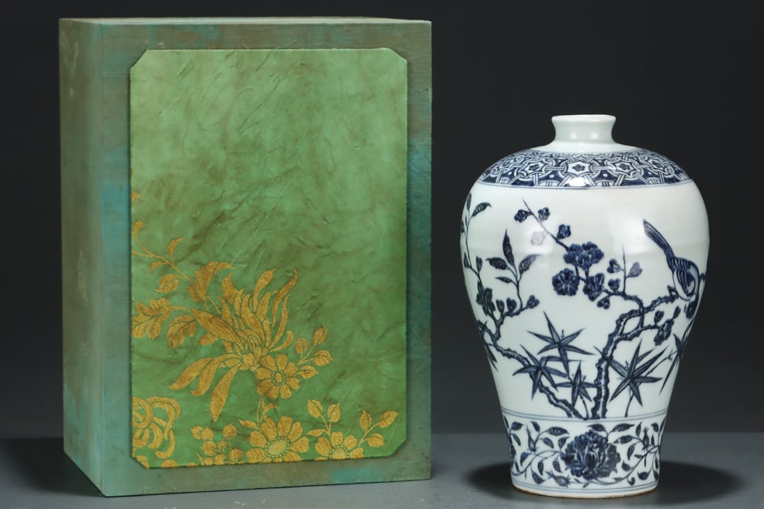 A Exquisite Blue and White Flower Bird Pattern Vase: A Exquisite Blue and White Flower Bird Pattern Vase,Ming Dynasty, China,Size:11inx7.5in 青花花鸟纹瓶,中国明代