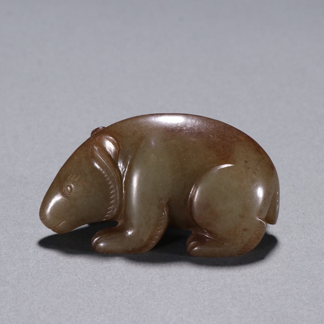 A Exquisite Hotan Jade Bear Ornament: A Exquisite Hotan Jade Bear Ornament,Han Dynasty, China,Size:2.8inx1.5in,Weight:130g 和田玉熊摆件,中国汉代