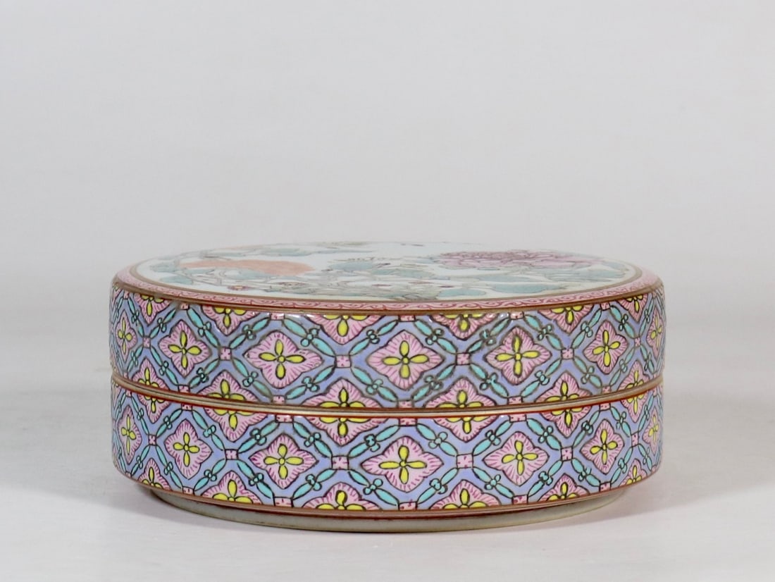 A Exquisite Famille-Rose Flower Pattern Box - 2