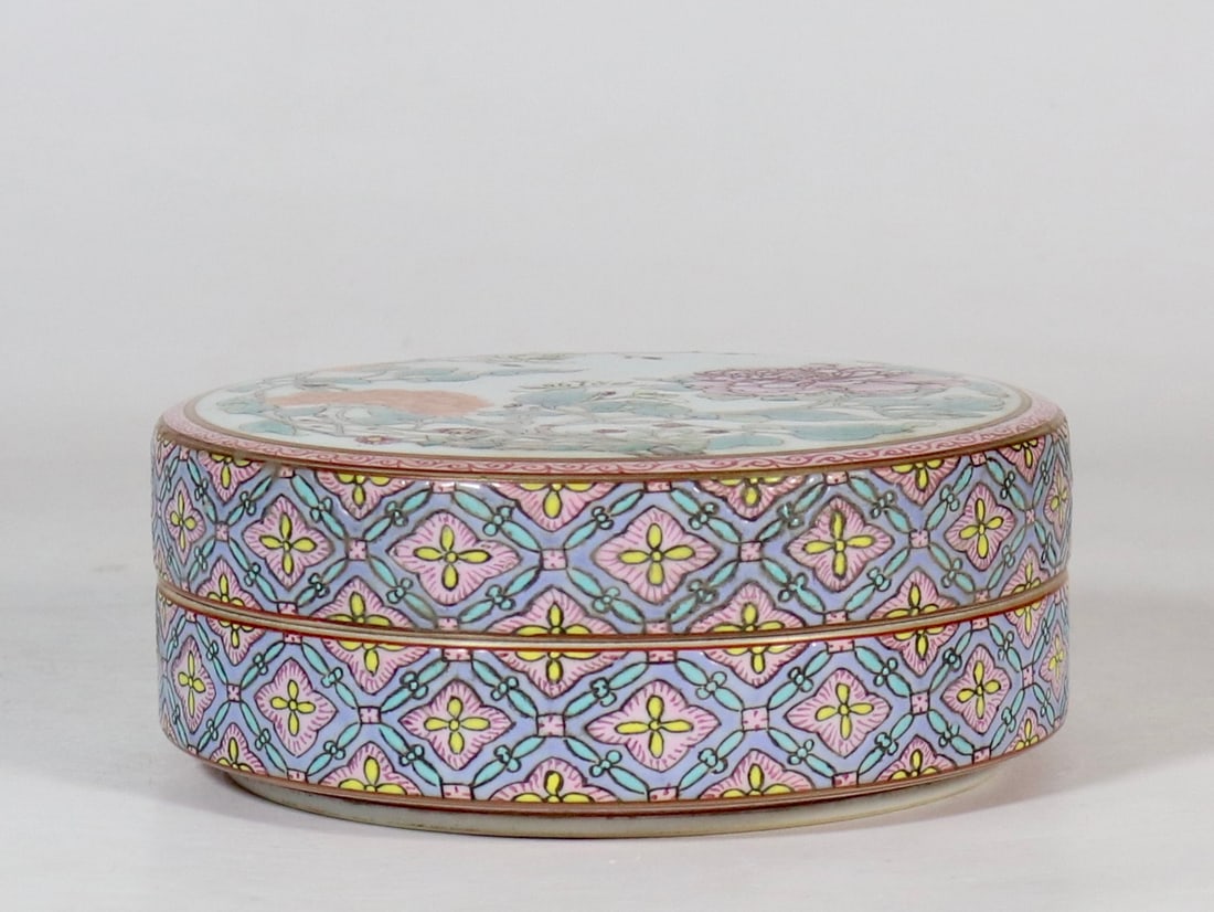 A Exquisite Famille-Rose Flower Pattern Box - 3