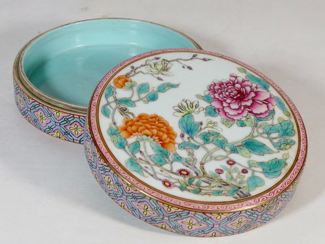 A Exquisite Famille-Rose Flower Pattern Box - 4