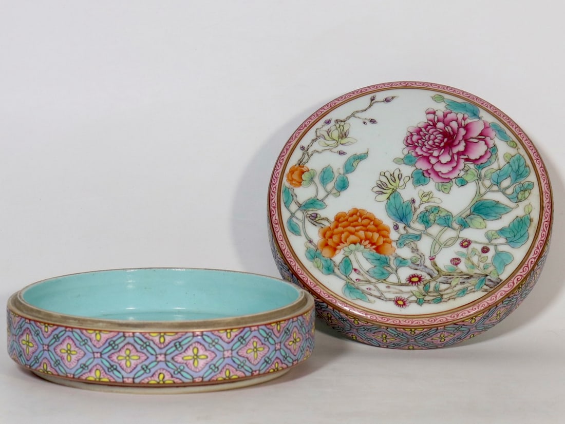 A Exquisite Famille-Rose Flower Pattern Box - 5