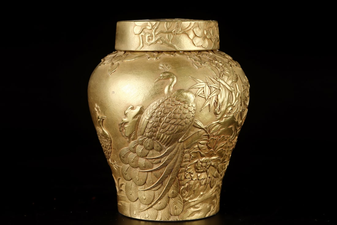 A Exquisite Gold Ground Flower and Bird Pattern Jar: A Exquisite Gold Ground Flower and Bird Pattern Jar,Qing Dynasty, China,Qianlong Six-character Mark,Size:5.9inx5in 金地花鸟纹罐,中国清代,