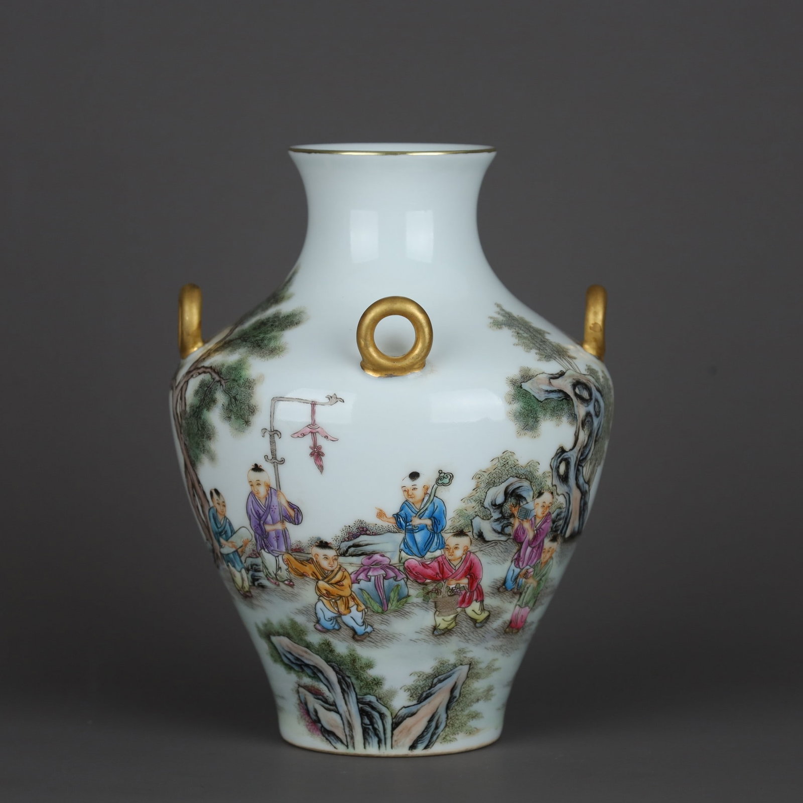 A Exquisite Famille-Rose Figures Pattern Vase: A Exquisite Famille-Rose Figures Pattern Vase,Qing Dynasty, China,Qianlong Six-character Mark,Size:7.1inx5.2in 粉彩人物纹瓶,中国清代,乾