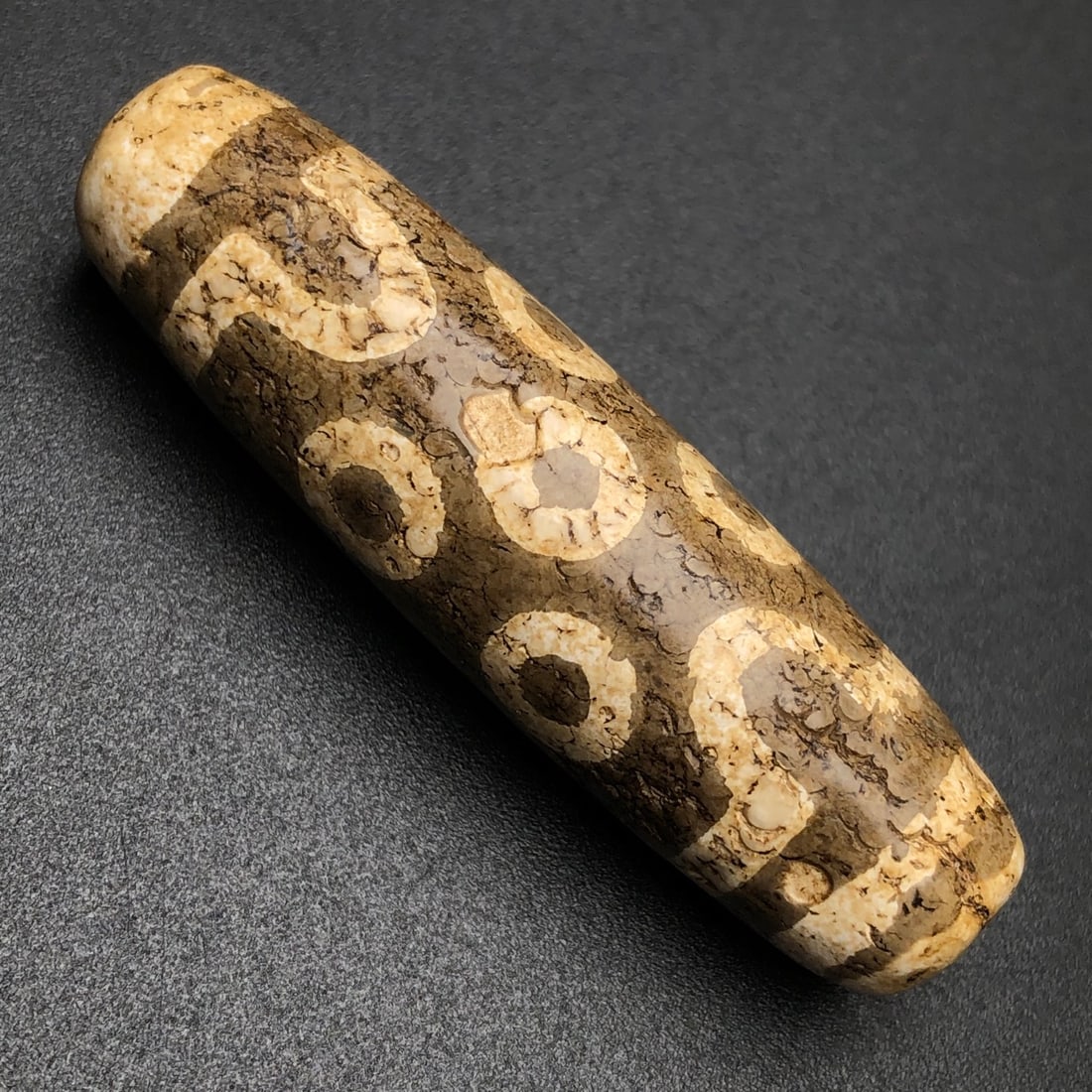A Exquisite Seven-eye Dzi bead: A Exquisite Seven-eye Dzi bead,Qing Dynasty, China,Size:1.8inx0.5in,Weight:12.2g 七眼天珠,中国清代
