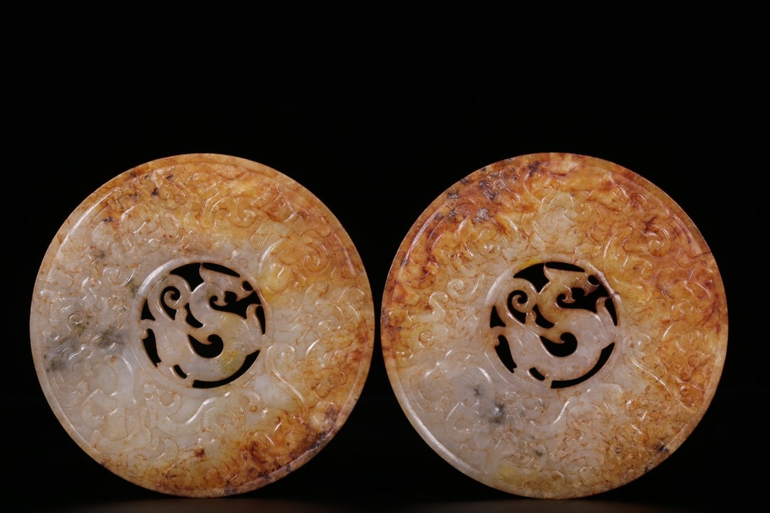 A pair of Exquisite Gaogu Jade Dragon Pattern Bi: A pair of Exquisite Gaogu Jade Dragon Pattern Bi ,Han Dynasty, China,Size:4.1inx0.2in ,Weight:229g 一对高古玉龙纹玉璧,中国汉