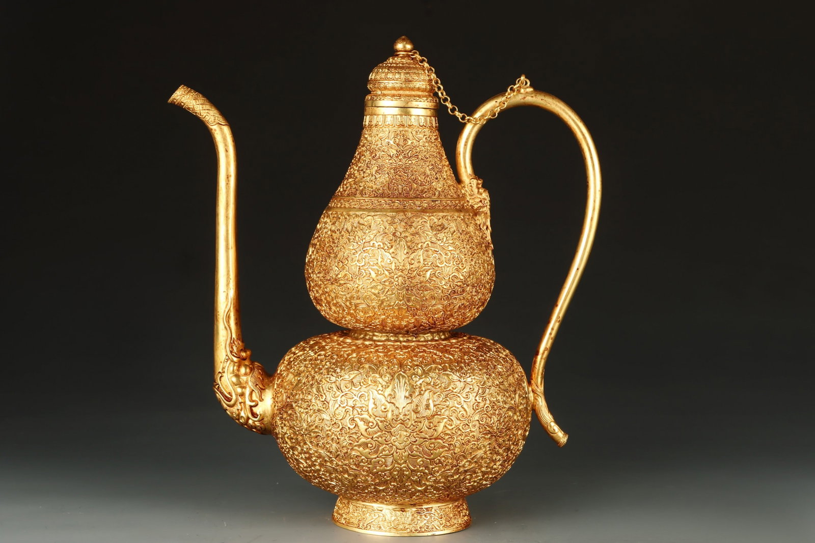 A Exquisite Gilt Bronze Gourd Ewer: A Exquisite Gilt Bronze Gourd Ewer,Qing Dynasty, China,Size:9.8inx8.5in,Weight:1445g 铜鎏金葫芦壶,中国清代
