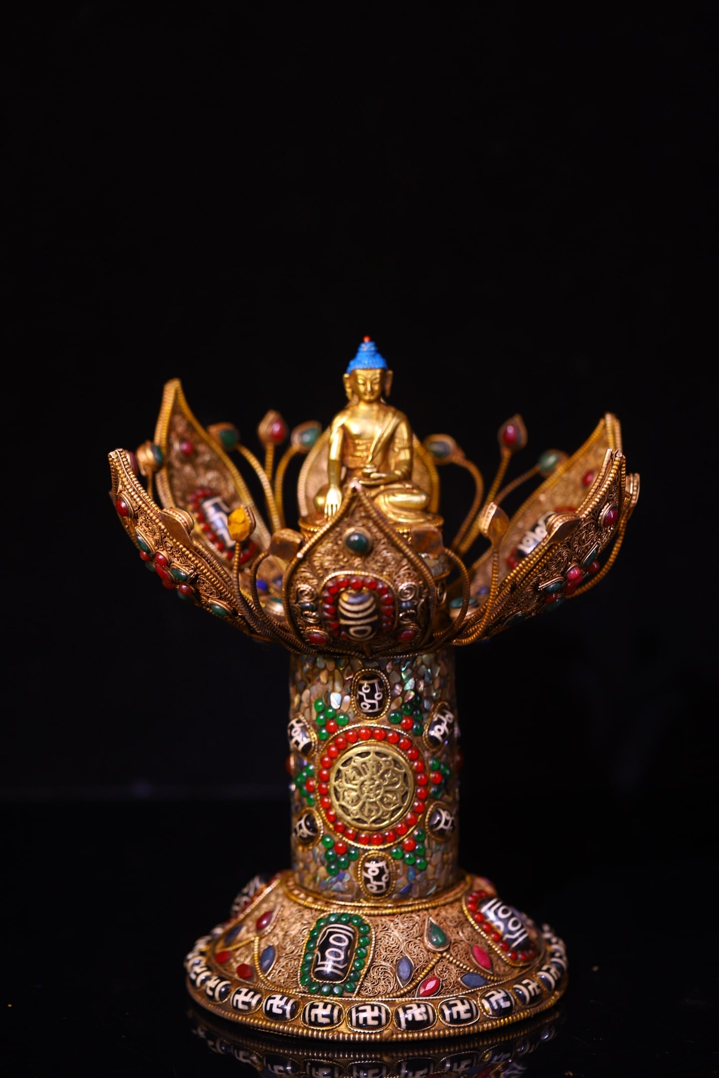 A Exquisite Silver Cloisonne Inlaid Gems Buddha statue: A Exquisite Silver Cloisonne Inlaid Gems Buddha statue,Qing Dynasty, China,Size:9.8inx8.7in,Weight:1620g 银掐丝镶嵌宝石佛像,中国଀