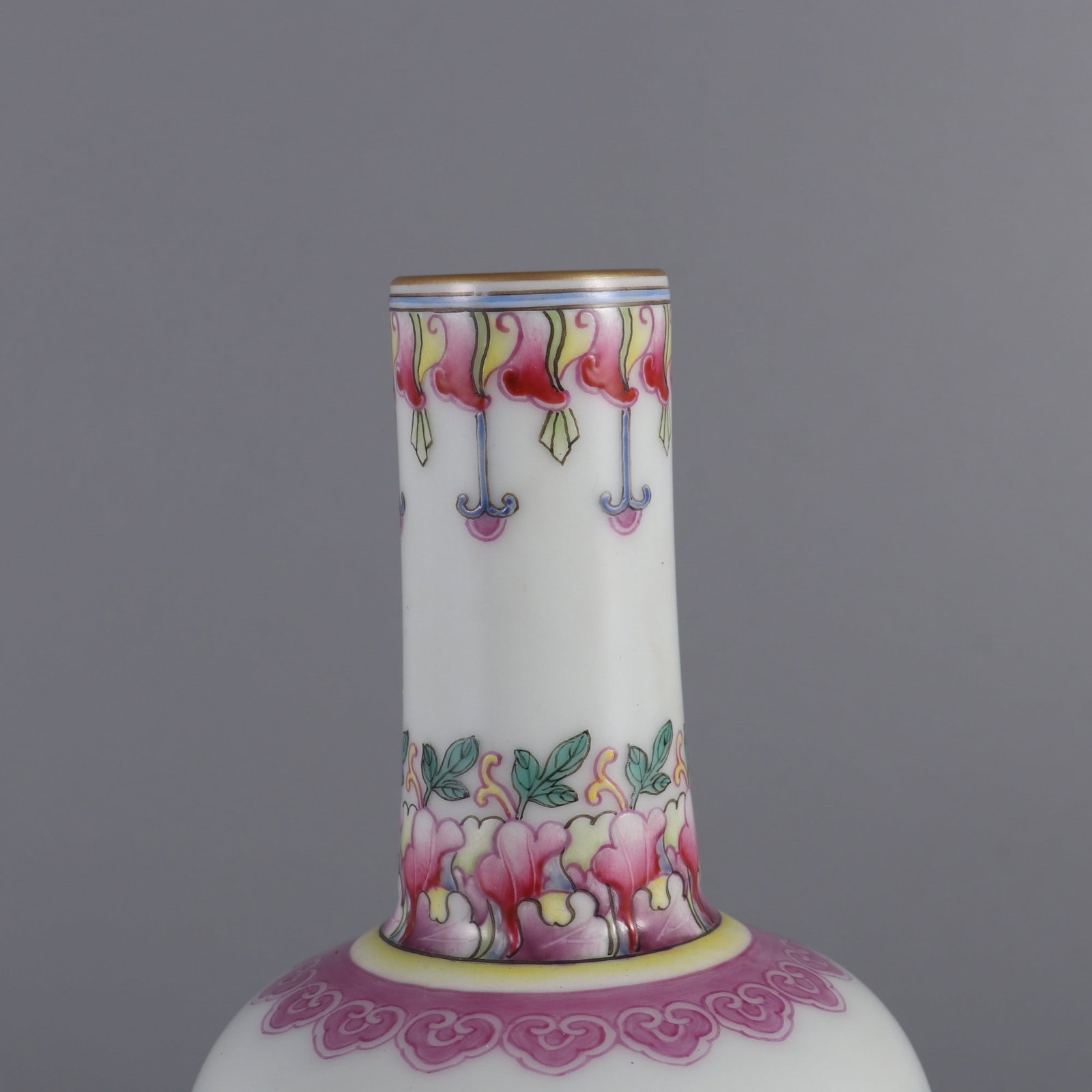 A Exquisite Famille-Rose Figures Pattern Vase - 4