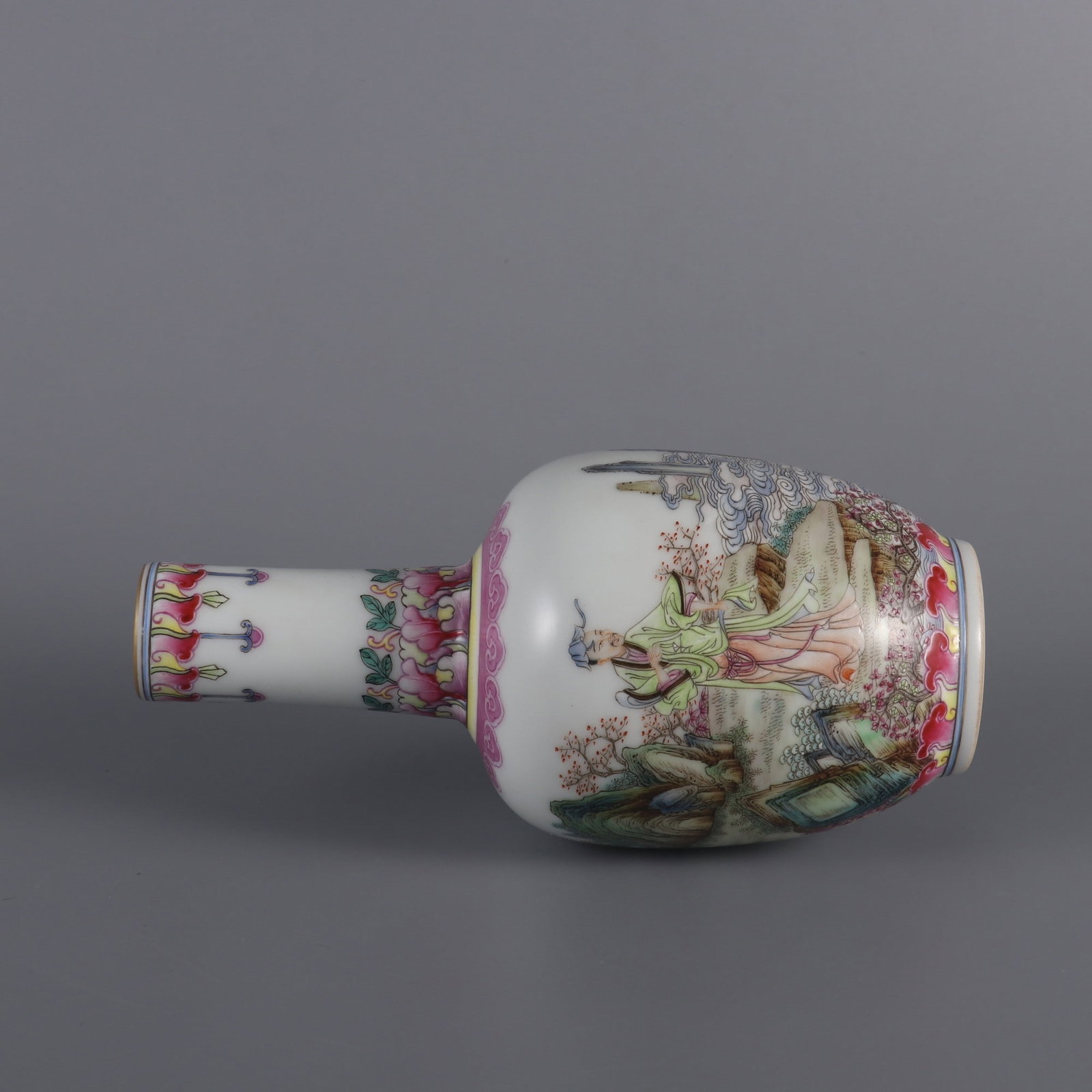 A Exquisite Famille-Rose Figures Pattern Vase - 7