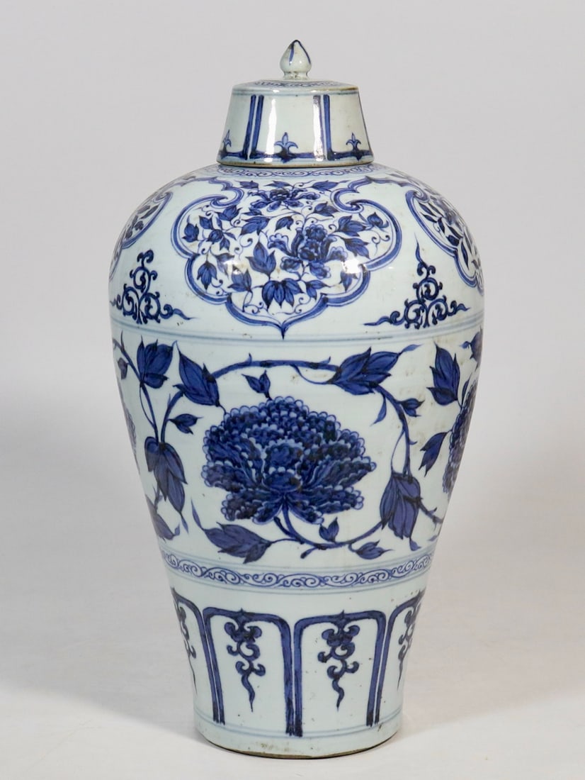 A Exquisite Blue and White Interlocking Branch Pattern Vase: A Exquisite Blue and White Interlocking Branch Pattern Vase,Yuan Dynasty, China,Size:16.5in 青花缠枝纹瓶,中国元代