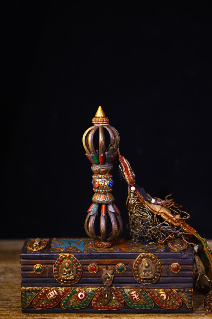 A Exquisite Coppery Painted Color Inlaid Dzi bead Vajra: A Exquisite Coppery Painted Color Inlaid Dzi bead Vajra,Qing Dynasty, China,Size:9.1inx7.9in,Weight:850g 铜造彩绘镶嵌天珠金刚杵,ߑ