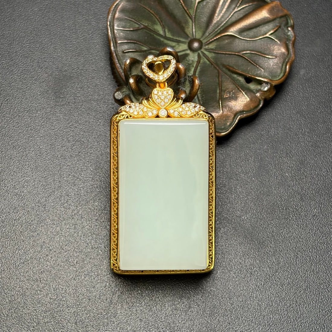 A Exquisite Hotan Jade Inlaid Gilt Silver Brand: A Exquisite Hotan Jade Inlaid Gilt Silver Brand,Qing Dynasty, China,Size:2inx1inx0.4in, Weight:26g 和田玉镶银鎏金牌,中国清代
