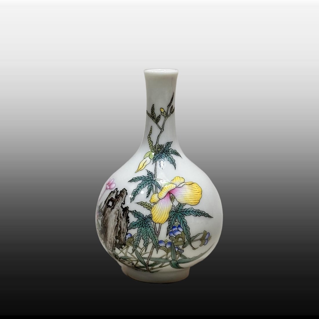 A Exquisite Famille-Rose Flower Pattern Snuff Bottle: A Exquisite Famille-Rose Flower Pattern Snuff Bottle,Qing Dynasty, China,Qianlong Four-character Mark,Size:3.3inx0.5inx1.8inx1in 粉彩花卉纹鼻烟壶,ߑ