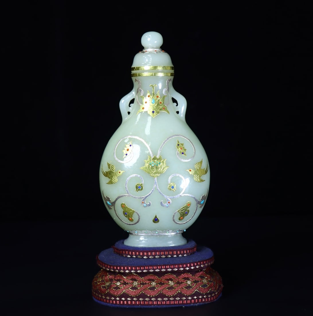 A Exquisite Hotan Jade Cover with Gold Flower and Bird Pattern Vase: A Exquisite Hotan Jade Cover with Gold Flower and Bird Pattern Vase,Qing Dynasty, China,With Mark,Size:3.3inx2.2inx6.3in,Weight:294g 和田玉包金花鸟纹