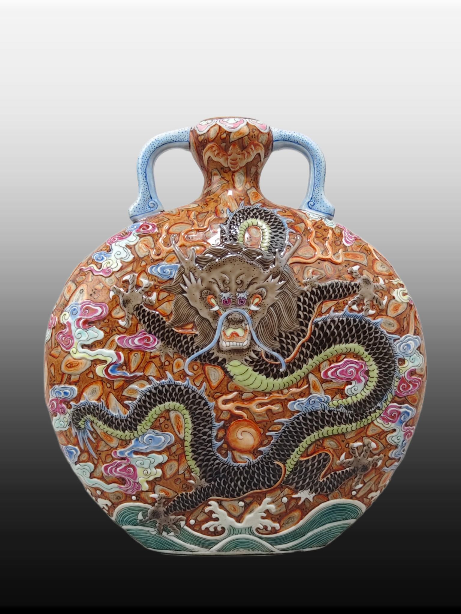A Exquisite Famille-Rose Dragon Pattern Double-Ears Vase: A Exquisite Famille-Rose Dragon Pattern Double-Ears Vase,Qing Dynasty, China,Qianlong Six-character Mark,Size:8.5inx7.7in 粉彩龙纹双耳瓶,中国ę
