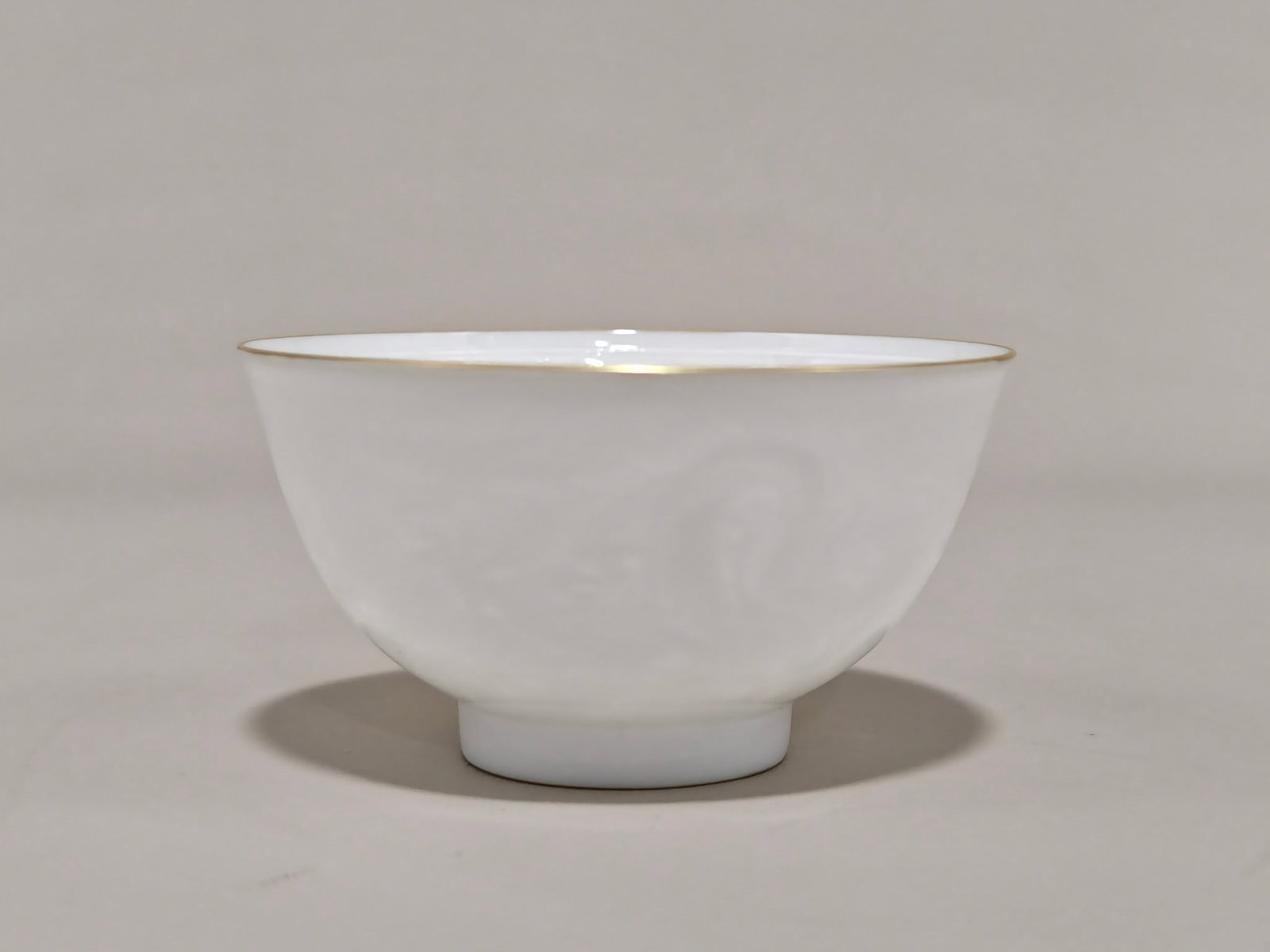 A Exquisite White Glaze Painted Gold Dragon Pattern Cup: A Exquisite White Glaze Painted Gold Dragon Pattern Cup,Qing Dynasty, China,Yongzheng Four-character Mark,Size:2inx3.5in