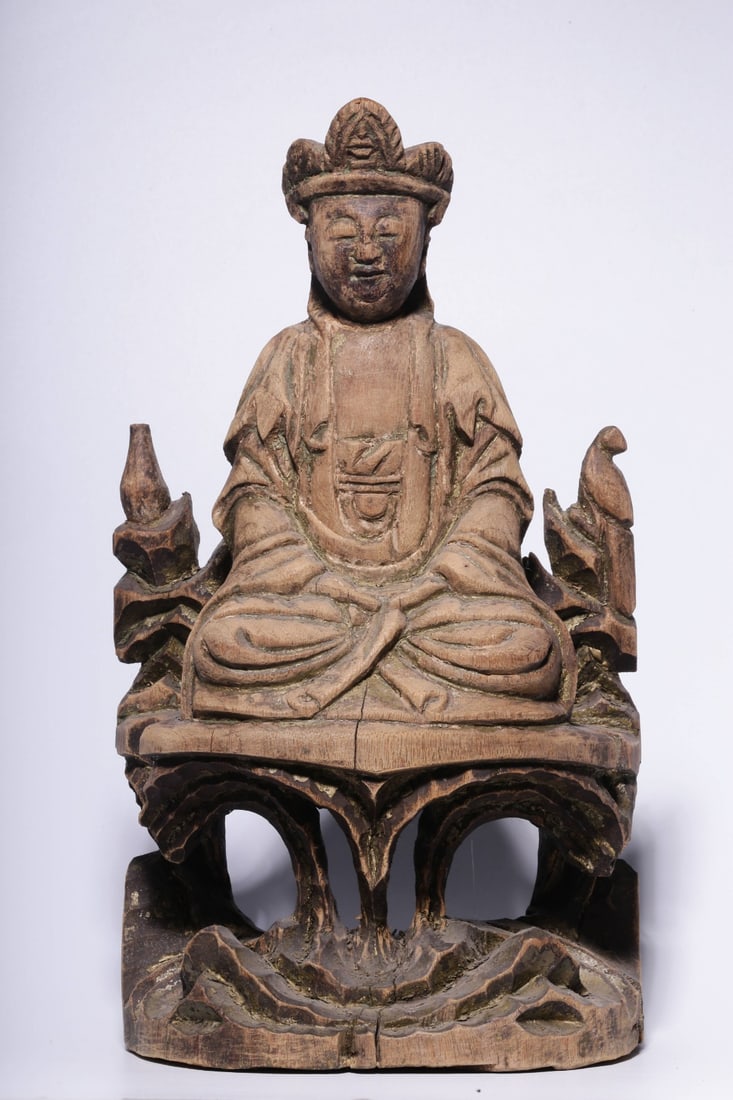 A Exquisite Wood Carved Statue of Avalokitesvara Ornament: A Exquisite Wood Carved Statue of Avalokitesvara Ornament,Qing Dynasty, China,Size:9.4inx6.1inx4.3in ,Weight:580g 木雕观音摆件,中国清代