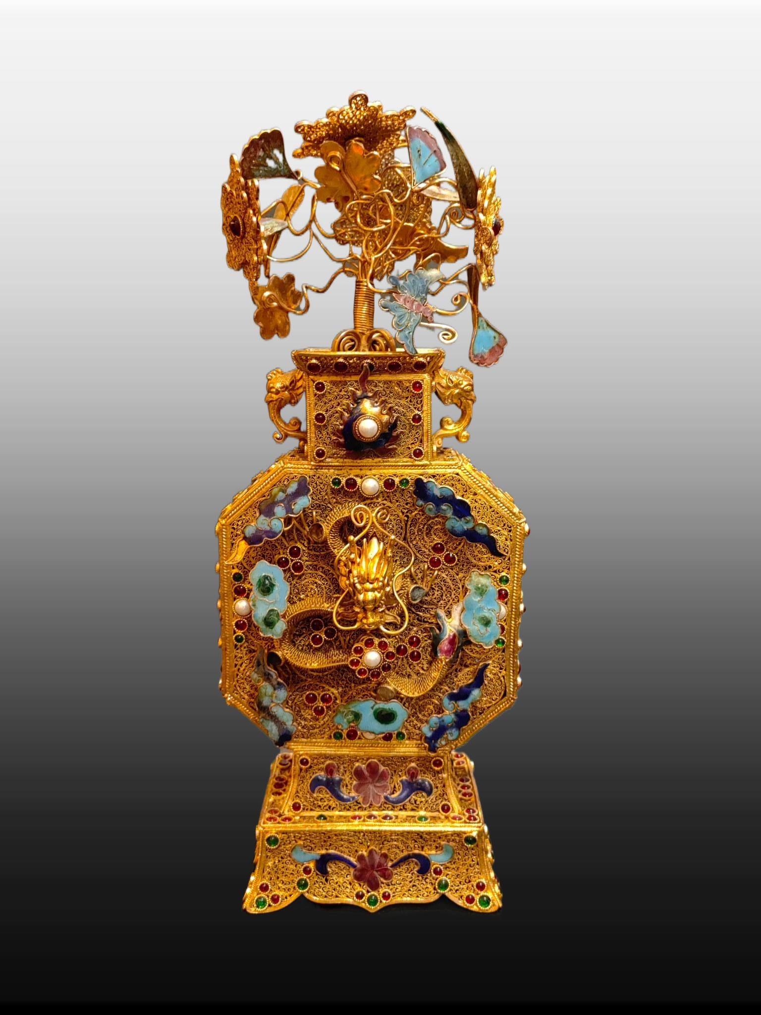 A Exquisite Filigree Gilt Inlaid Gems Dragon Vase: A Exquisite Filigree Gilt Inlaid Gems Dragon Vase,Qing Dynasty, China,Qianlong Four-character Mark,Size:5.9inx3.5inx14.2in,Weight:1410g 花丝鎏金镶嵌宝石