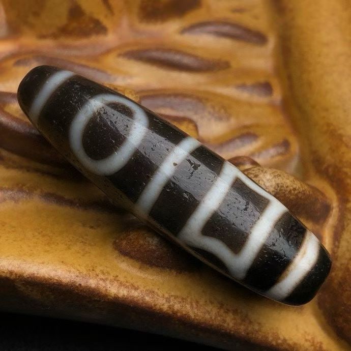 A Exquisite Heaven and Earth Dzi bead: A Exquisite Heaven and Earth Dzi bead,Qing Dynasty, China,Size:1.8inx0.5in,Weight:10.9g 天地天珠,中国清代