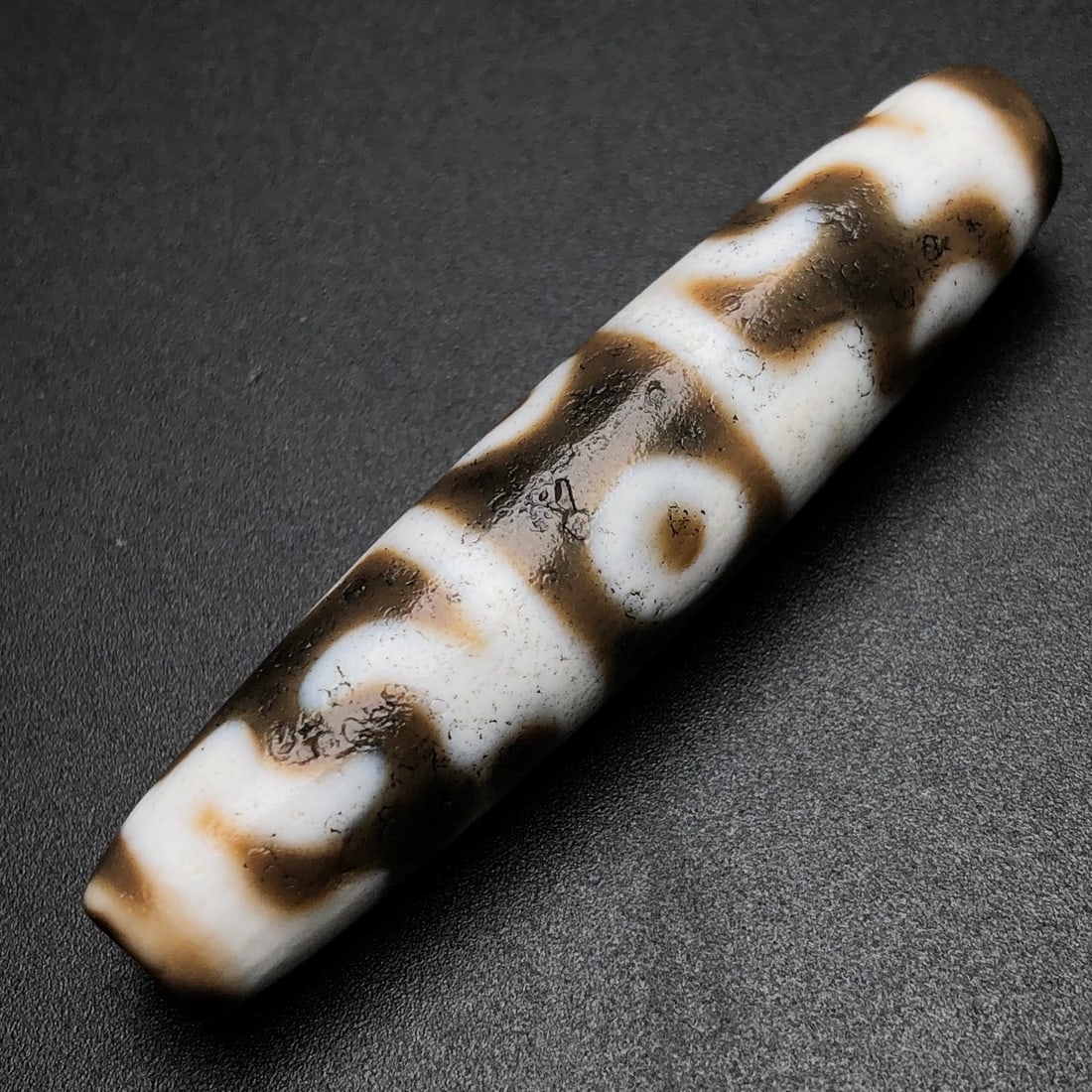 A Exquisite Three-eye Dzi bead: A Exquisite Three-eye Dzi bead,Qing Dynasty, China,Size:2.2inx0.5in,Weight:14.4g 三眼天珠,中国清代