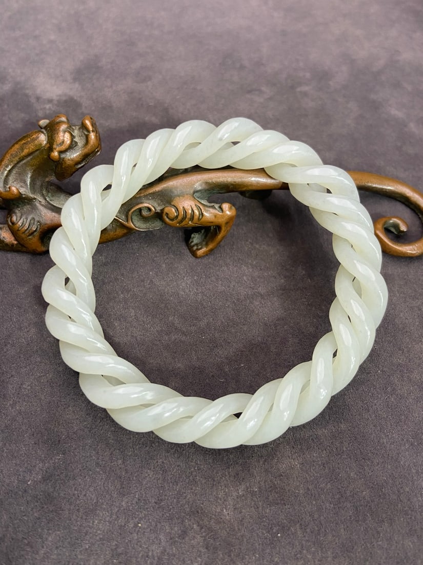 A Exquisite Hotan Jade Bracelets: A Exquisite Hotan Jade Bracelets,Ming Dynasty, China,Size:0.5inx2.4in ,Weight:39g 和田玉手镯,中国明代