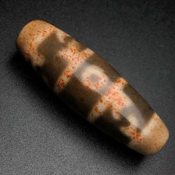 A Exquisite Three-eye Dzi bead: A Exquisite Three-eye Dzi bead,Qing Dynasty, China,Size:1.8inx0.6in,Weight:14.2g 三眼天珠,中国清代