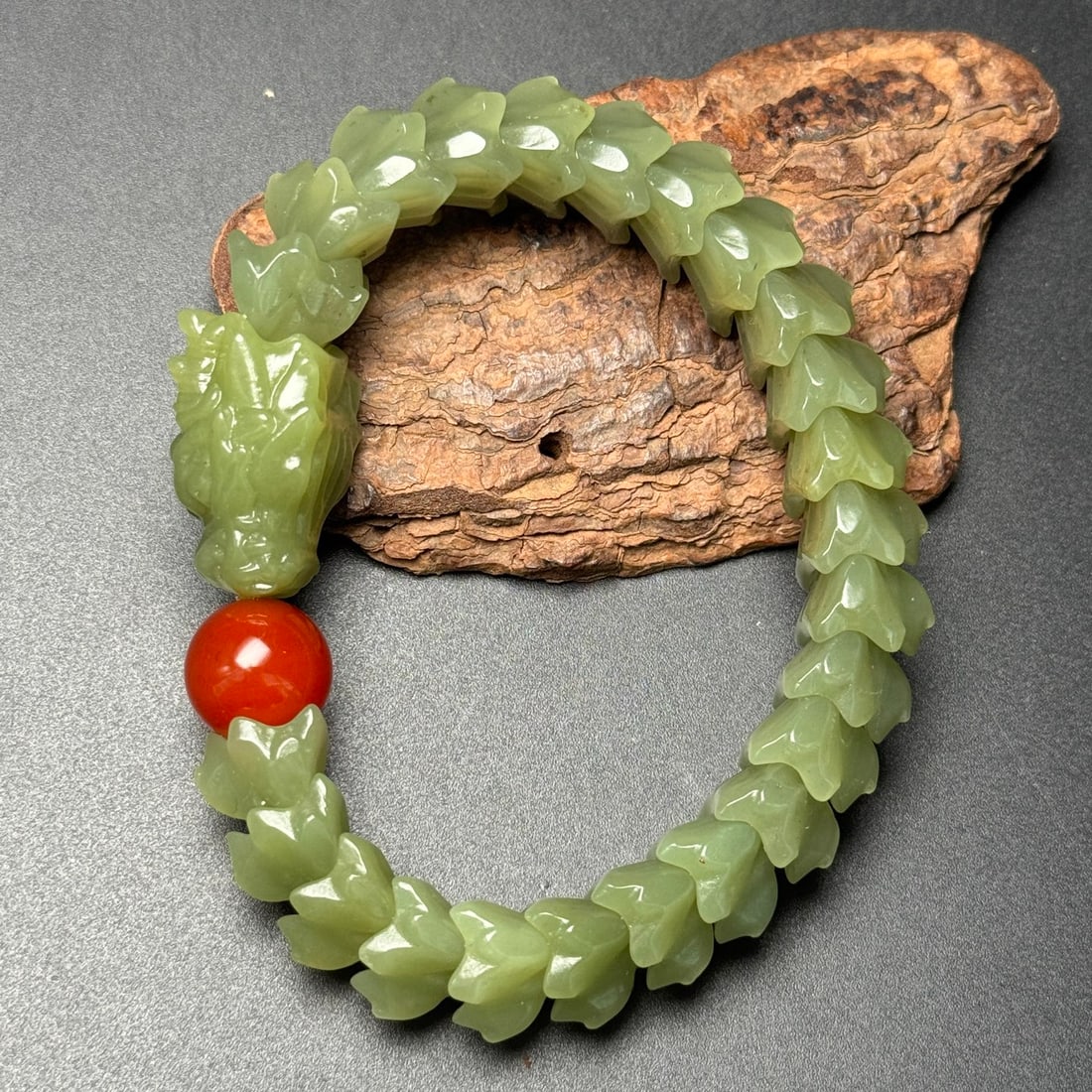 A Exquisite Hotan Yellow Jade Dragon Bracelets: A Exquisite Hotan Yellow Jade Dragon Bracelets,Ming Dynasty, China,Size:0.7inx1inx0.6in ,Weight:70g 和田黄玉龙手串,中国明代