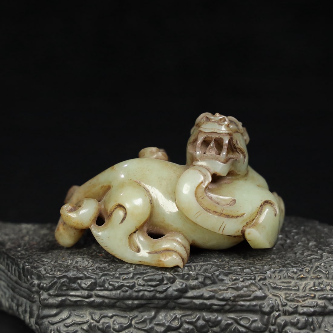 A Exquisite Hotan Jade Auspicious Beast Ornament: A Exquisite Hotan Jade Auspicious Beast Ornament,Han Dynasty, China,Size:3.5inx2.4inx1.9in,Weight:232.3g 和田玉瑞兽摆件,中国汉代