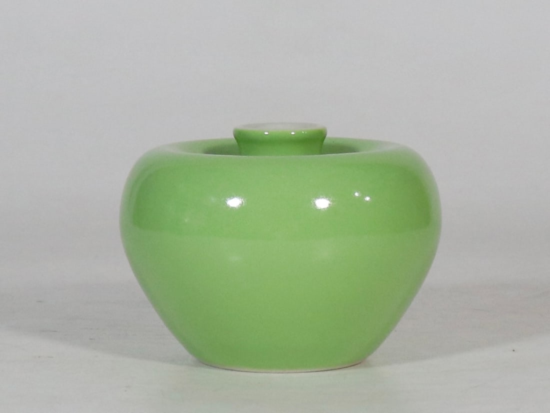 A Exquisite Green Glazed Apple-Shaped Vase: A Exquisite Green Glazed Apple-Shaped Vase,Qing Dynasty, China,Yongzheng Six-character Mark,Size:2.8in 绿釉苹果瓶,中国清代,雍正六
