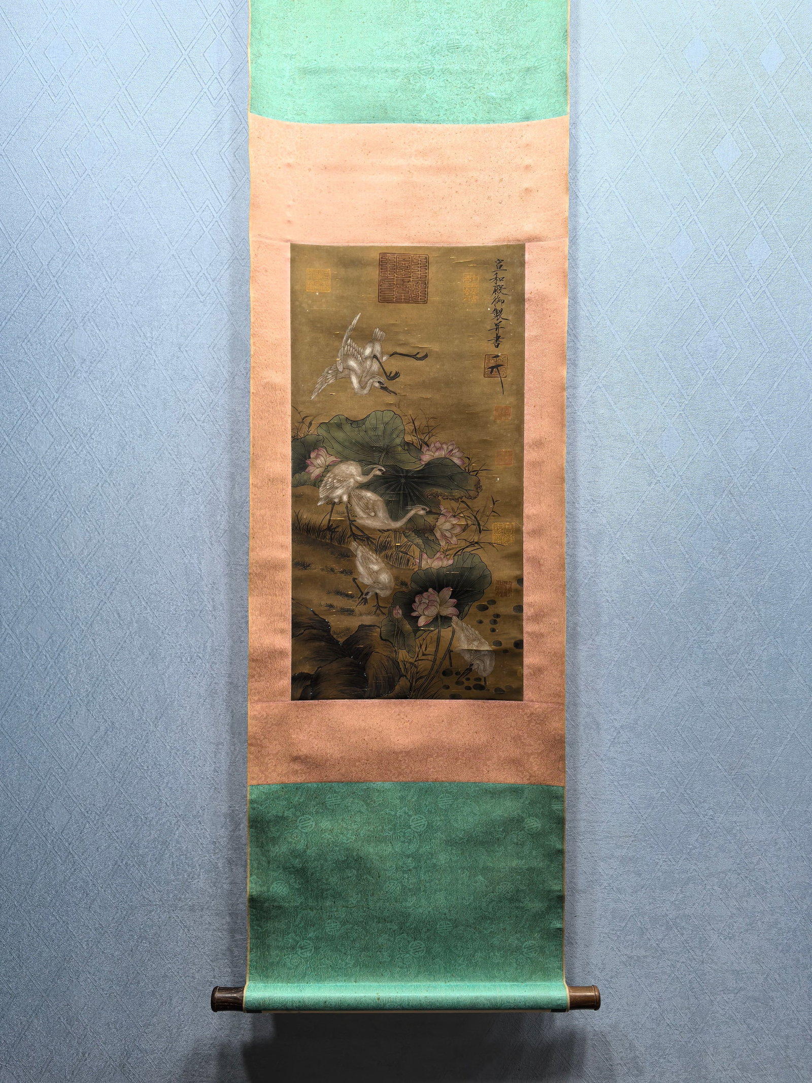 A Chinese Vertical Scroll Ink Painting of Flower and Bird on Silk: A Chinese Vertical Scroll Ink Painting of Flower and Bird on Silk,Song Dynasty, China,Emperor Huizong of Song,without frame size:13.1inx25.4in 一幅中国水墨绢&