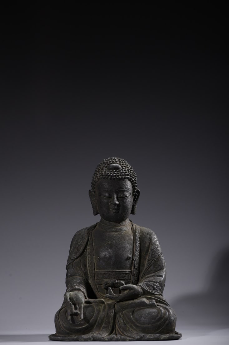A Exquisite Coppery Buddha statue Ornament: A Exquisite Coppery Buddha statue Ornament,Han Dynasty, China,Size:8.3inx5.9inx4.1in,Weight:2300g 铜制佛像摆件,中国汉代