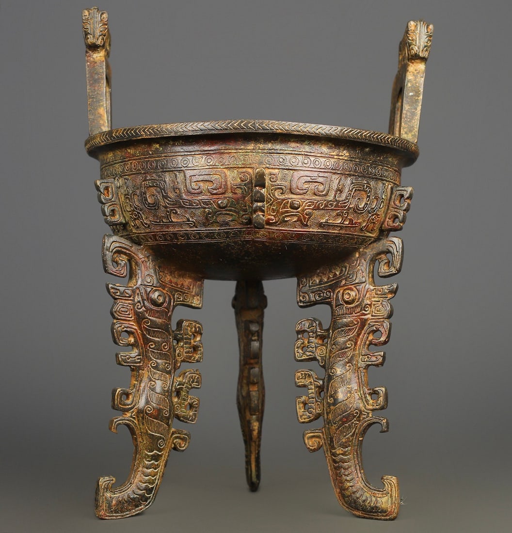 A Exquisite Bronze Tripod Censer: A Exquisite Bronze Tripod Censer,Ancient Time, China,Size:8.3inx11.8in,Weight:3050g 青铜三足炉,远古时期