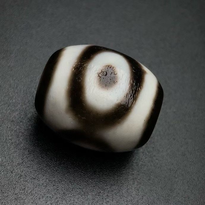 A Exquisite Three-eye Dzi bead: A Exquisite Three-eye Dzi bead,Qing Dynasty, China,Size:0.9inx0.7in,Weight:11.7g 三眼天珠,中国清代