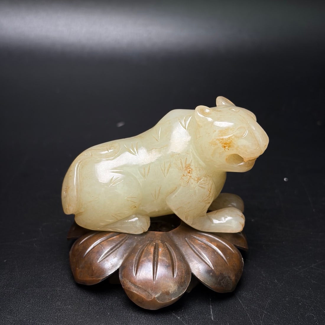 A Exquisite Hotan Jade Tiger Ornament: A Exquisite Hotan Jade Tiger Ornament,Han Dynasty, China,Size:2.5inx1.1inx1.6in, Weight:99g 和田玉虎摆件,中国汉代