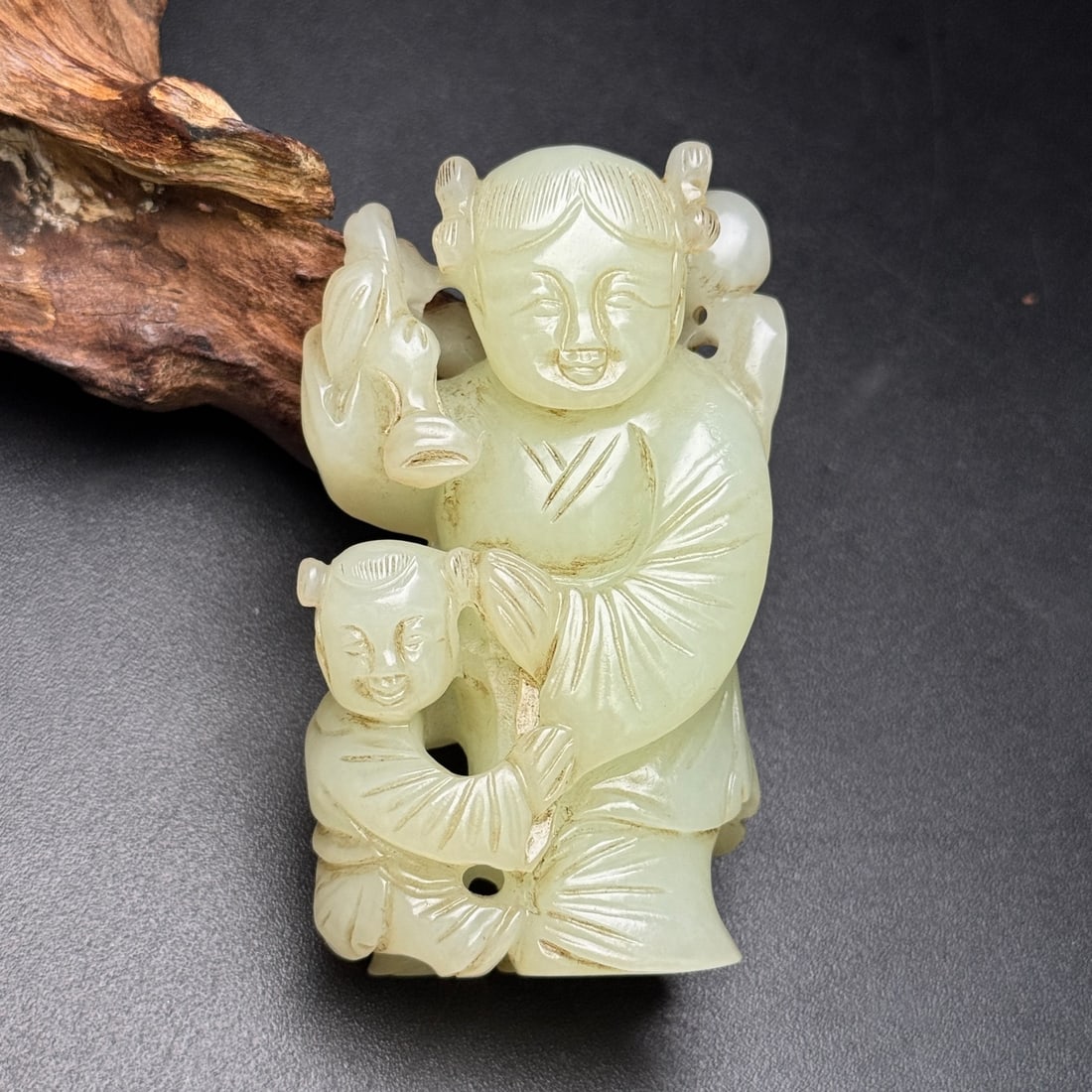 A Exquisite Hotan Jade Figures Ornament: A Exquisite Hotan Jade Figures Ornament,Ming Dynasty, China,Size:3inx1.8inx1in ,Weight:131g 和田玉人物摆件,中国明代