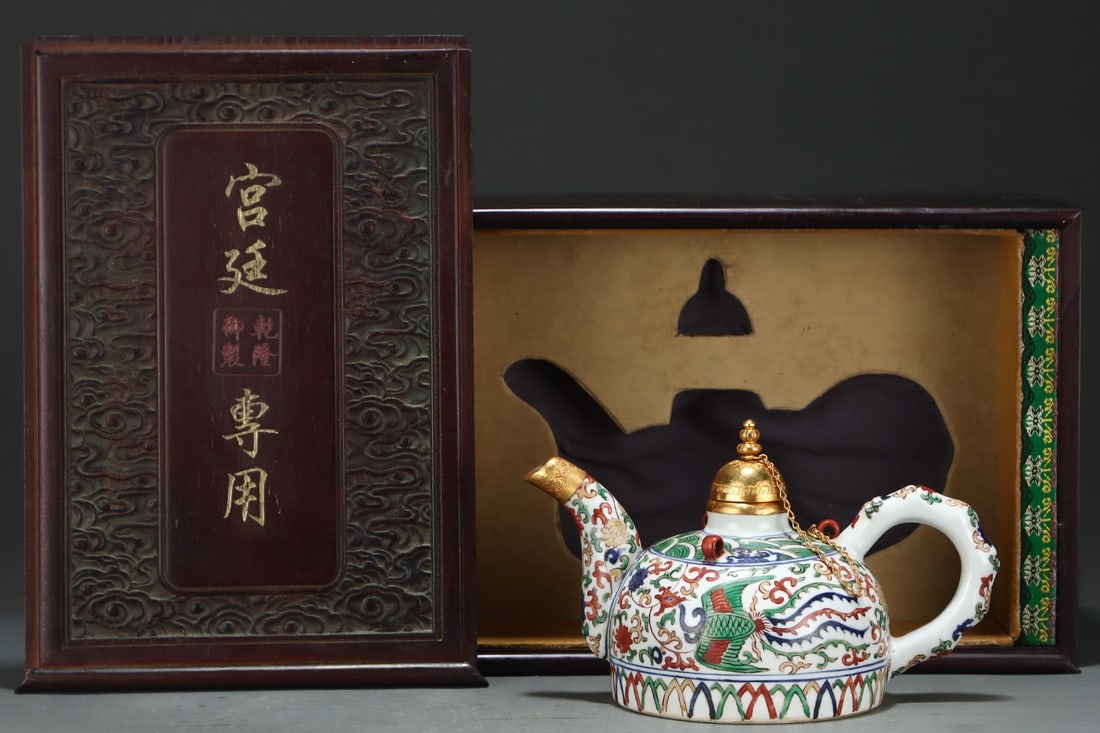 A Exquisite Wucai Gilt Phoenix Pattern Ewer: A Exquisite Wucai Gilt Phoenix Pattern Ewer,Ming Dynasty, China,Wanli Six-character Mark,Size:5.6inx9.6in 五彩鎏金凤纹壶,中国明代,