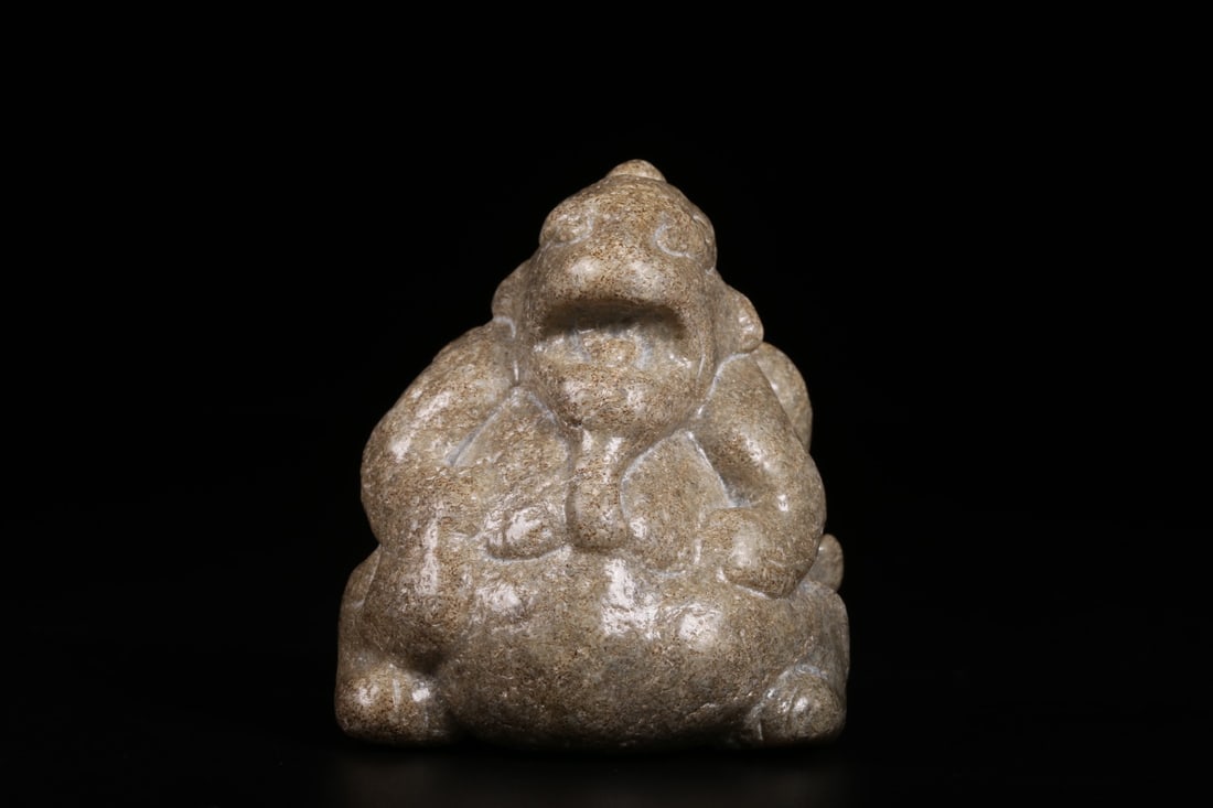 A Exquisite Gaogu Jade Bear Handheld Carving: A Exquisite Gaogu Jade Bear Handheld Carving,N.Qi Dynasty, China,Size:2.4inx2.2inx1.8in ,Weight:203g 高古玉熊手把件,北魏