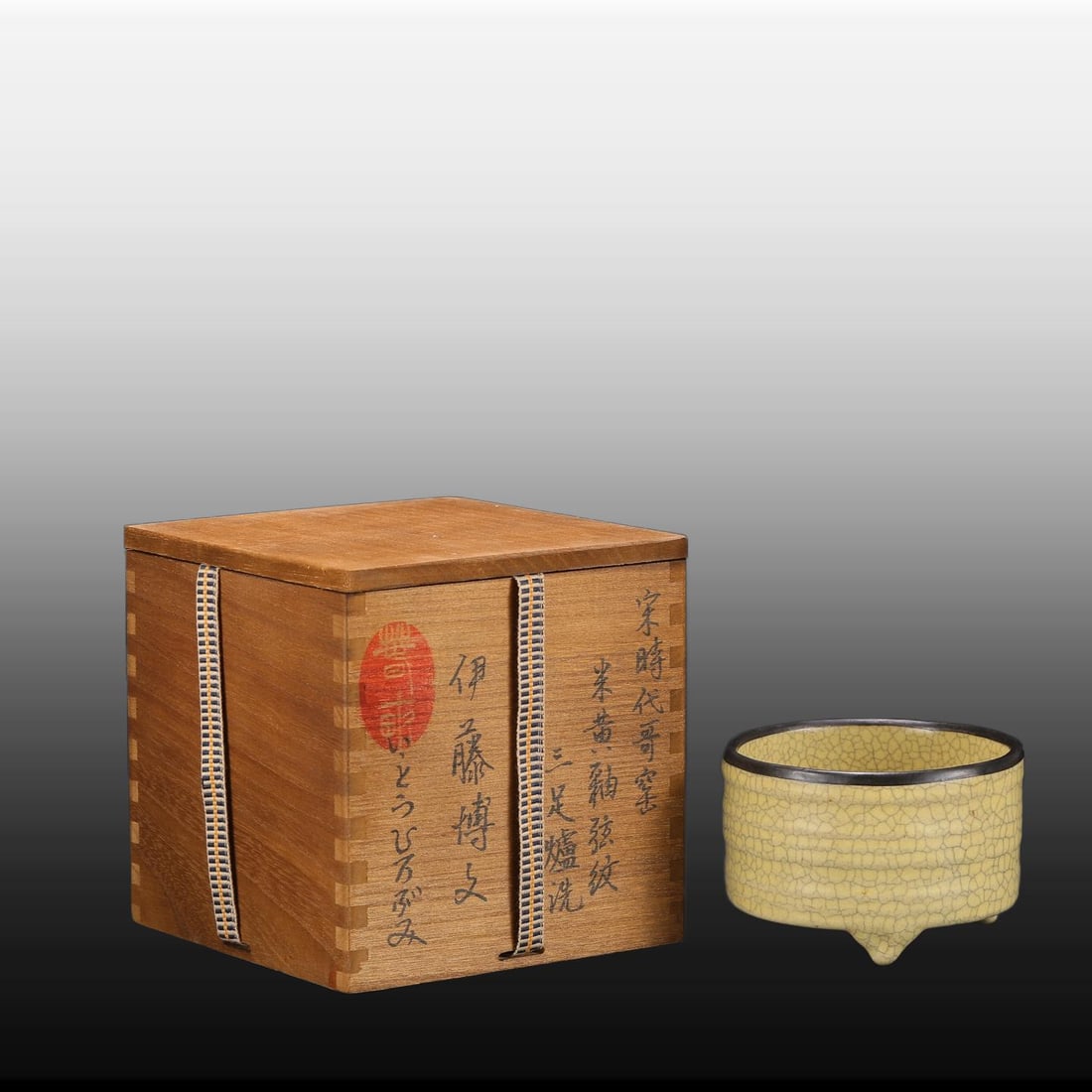 A Exquisite Ge Yao Beige Glazed Silver Mouth Tripod String Pattern Censer: A Exquisite Ge Yao Beige Glazed Silver Mouth Tripod String Pattern Censer,Song Dynasty, China,Size:3.1inx4.5in 哥窑米黄釉银口三足弦纹&