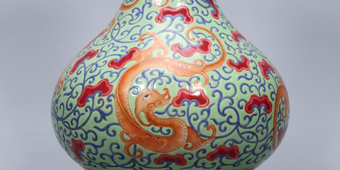 A Exquisite Green Ground Dragon Pattern Vase - 6