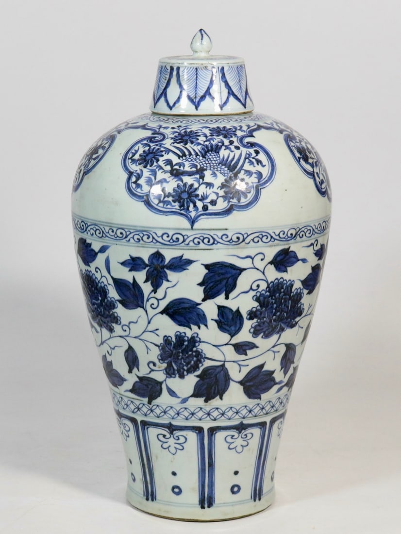 A Exquisite Blue and White Interlocking Branch Pattern Vase: A Exquisite Blue and White Interlocking Branch Pattern Vase,Yuan Dynasty, China,Size:16.7in 青花缠枝纹瓶,中国元代
