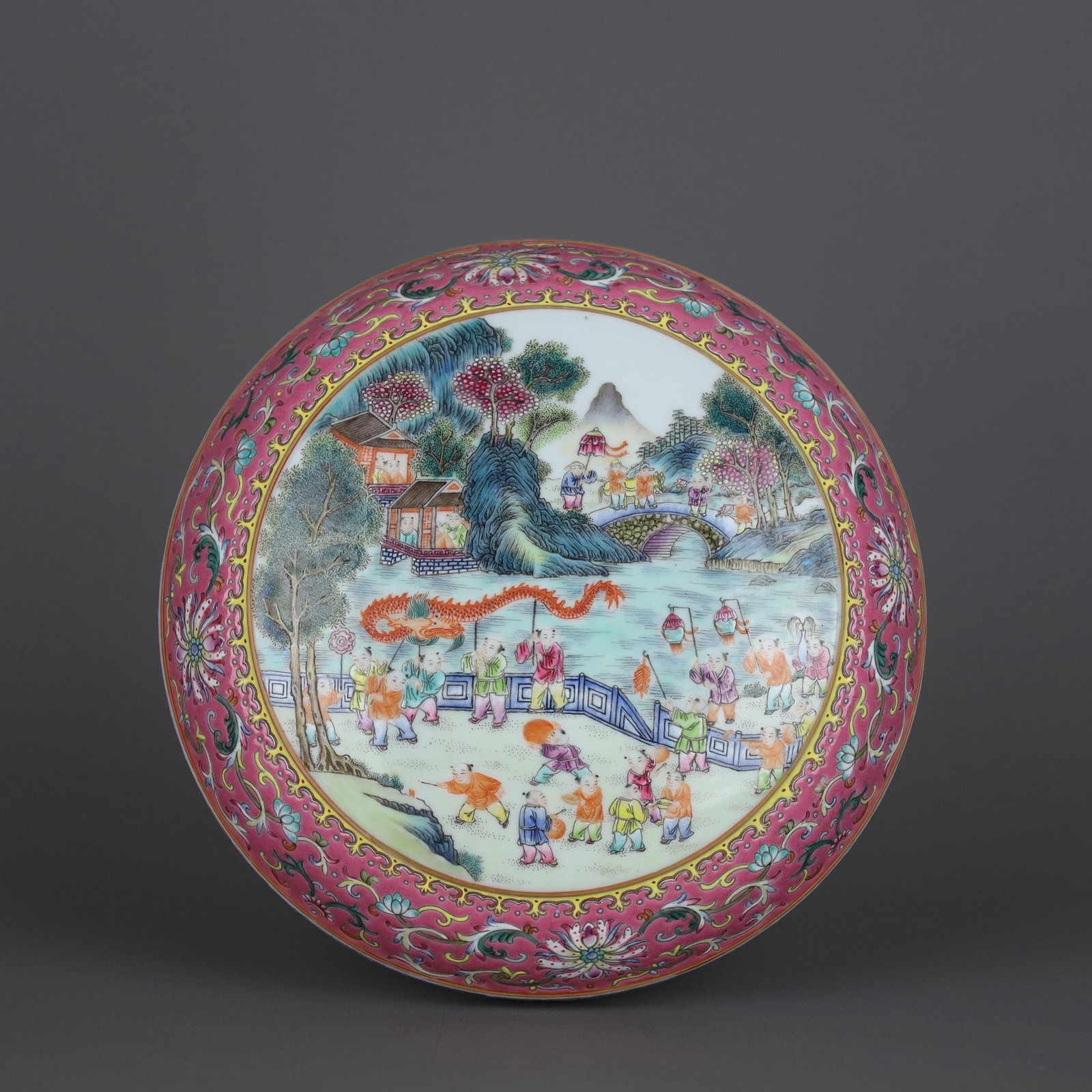 A Exquisite Ruby Red Ground Famille-Rose Character and Story Pattern Box: A Exquisite Ruby Red Ground Famille-Rose Character and Story Pattern Box,Qing Dynasty, China,Qianlong Six-character Mark,Size:4.1inx7.5in 胭脂红地粉彩人୰