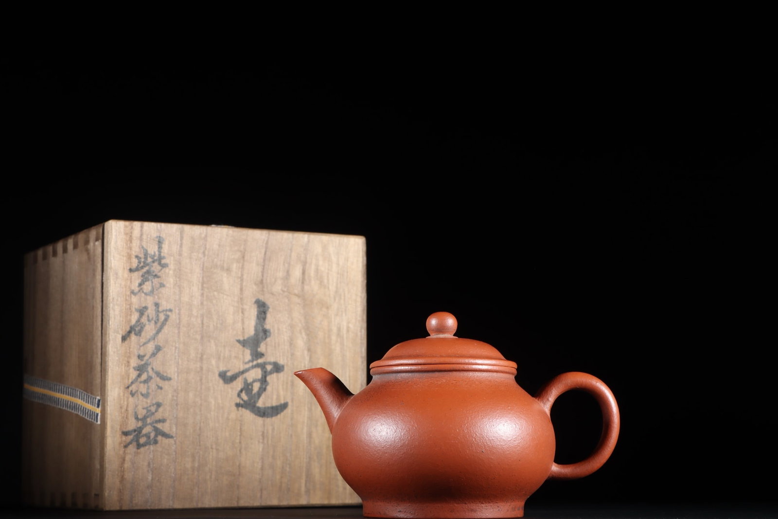 A Exquisite Zhuni Clay Palace Lantern Purple Sands Ewer: A Exquisite Zhuni Clay Palace Lantern Purple Sands Ewer,Qing Dynasty, China,With Mark,Size:3.1inx5in 朱泥宫灯紫砂壶,中国清代,带&