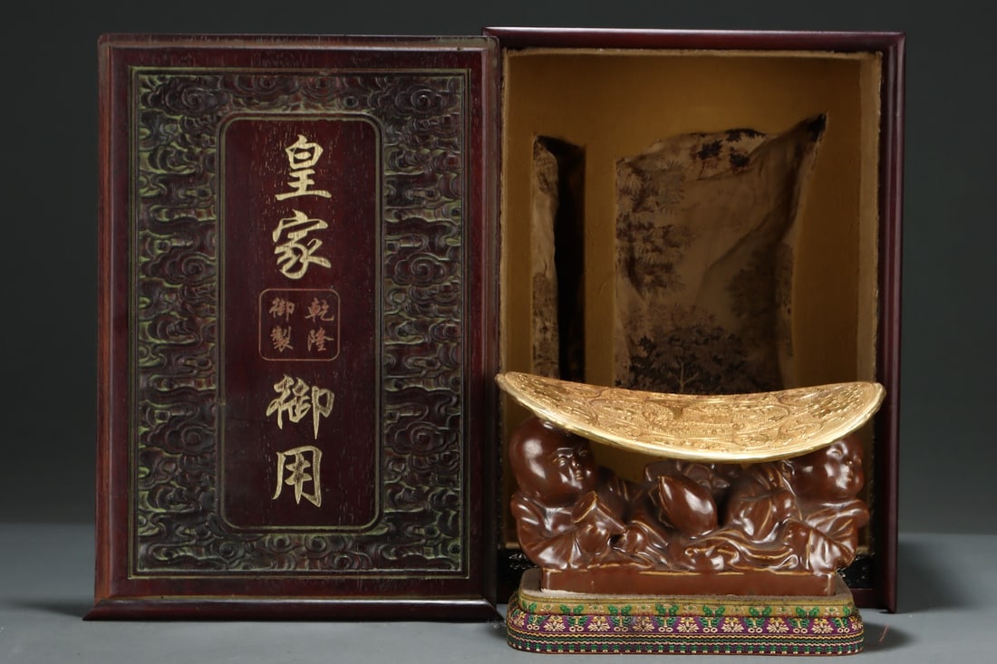 A Exquisite Guan yao Cover with Gold Kylin Figures Pattern Porcelain Pillow: A Exquisite Guan yao Cover with Gold Kylin Figures Pattern Porcelain Pillow,Song Dynasty, China,Size:4.9inx8.8in 官窑包金麒麟纹人物瓷枕