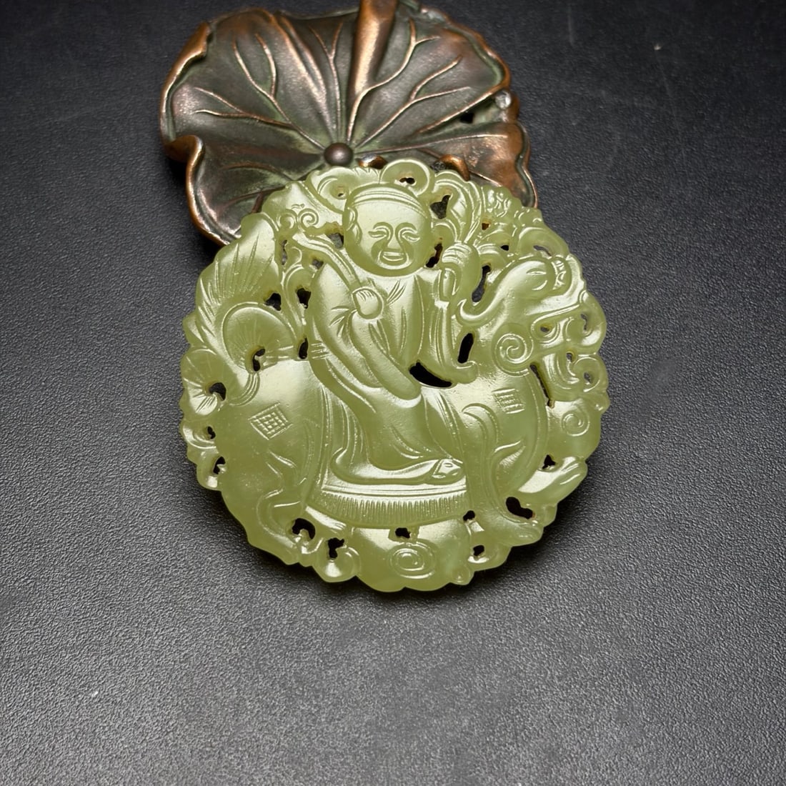 A Exquisite Hotan Jade Figures Pattern Round Pendant: A Exquisite Hotan Jade Figures Pattern Round Pendant,Qing Dynasty, China,Size:2inx0.2in, Weight:27g 和田玉人物纹圆佩,中国清代